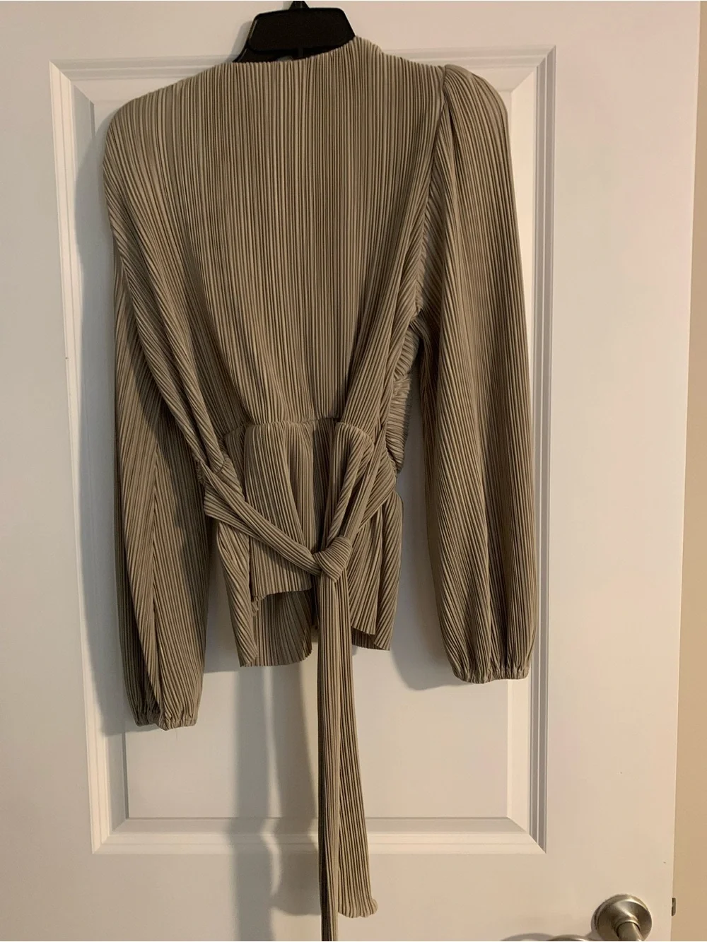ASTR Taupe Pleated Twist-Front Long Sleeve Blouse